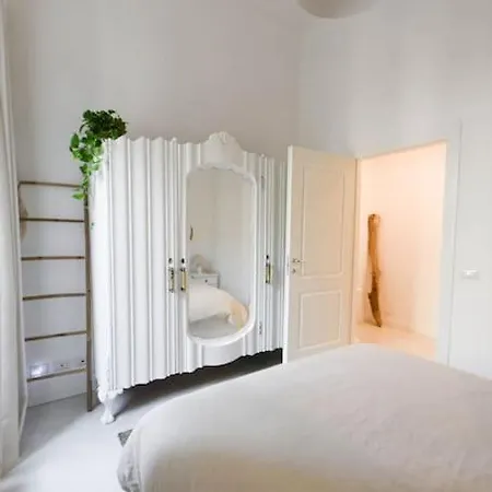 Davita - The Vatican House Apartment *